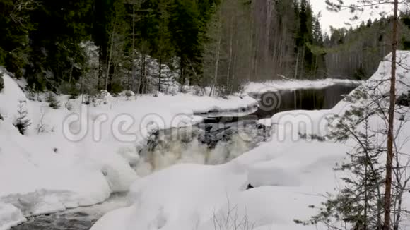 水从融化的河溪流出来形成瀑布视频的预览图