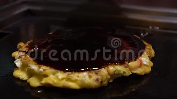 慢动作加蛋黄酱和佐雅酱加入日本野崎的食物视频的预览图