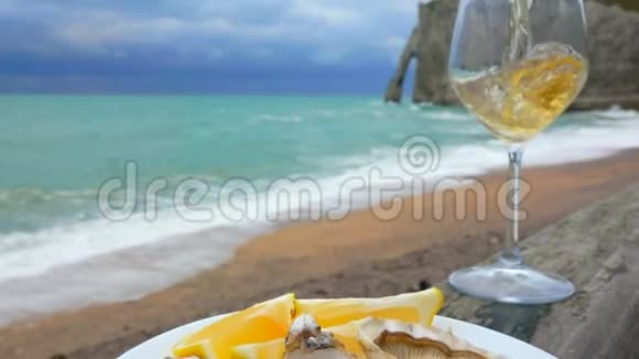 海滨牡蛎杯白葡萄酒视频的预览图