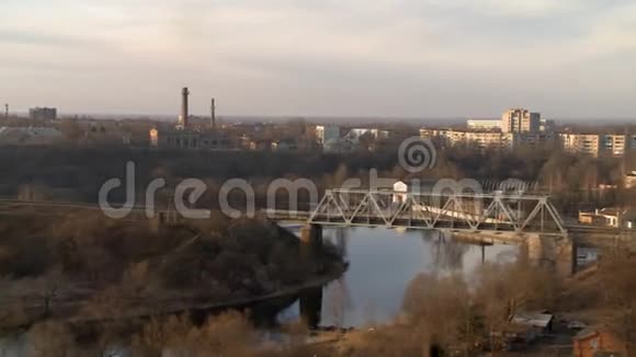 市区桥梁和河流的空中录像视频的预览图