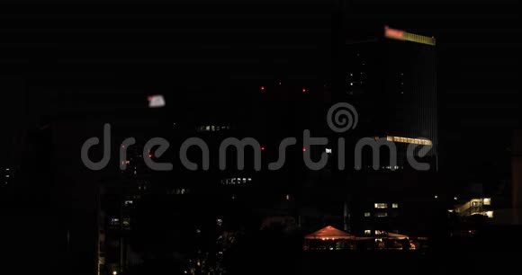夏夜在东京市区的建筑上映出烟火视频的预览图
