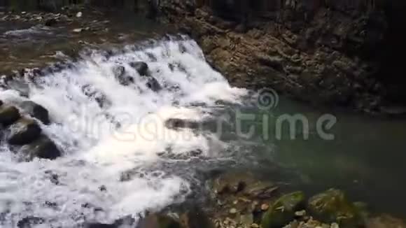 中国大峡谷河流上的小瀑布视频的预览图