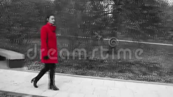 穿红色衣服的女士在公园散步视频的预览图