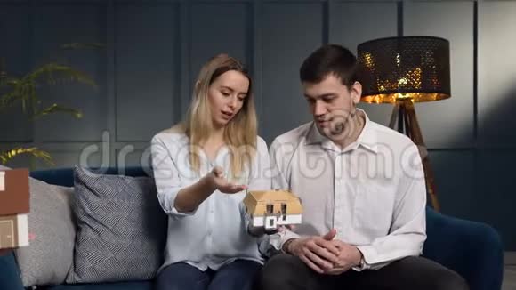 白种人年轻夫妇在建筑师办公室选择房子模型视频的预览图
