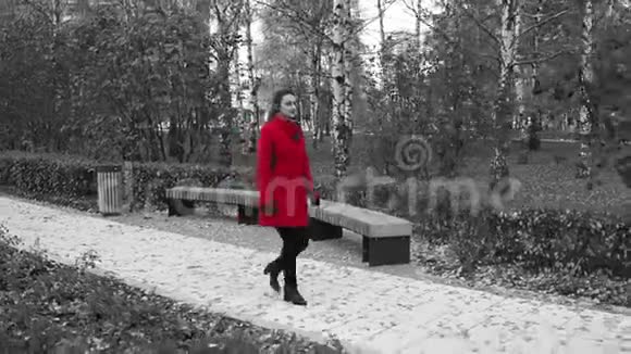穿红色衣服的女士在公园散步视频的预览图