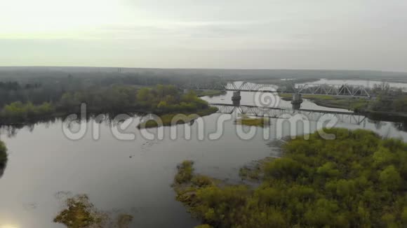 横跨如画的河流的金属铁路桥视频的预览图