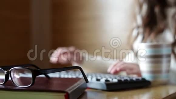 在电脑办公室的女人视频的预览图