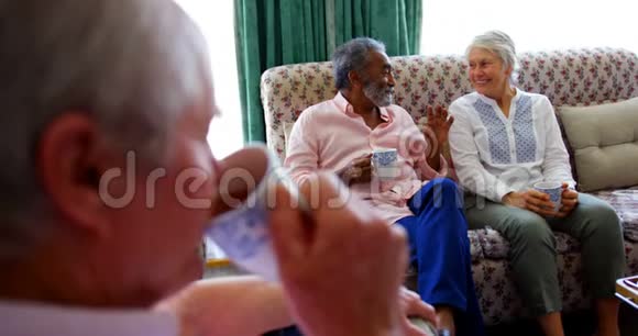 在养老院喝咖啡的活跃的高加索老人的特写镜头视频的预览图