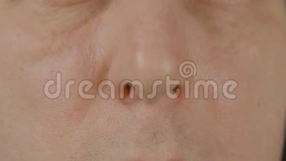 关闭男性鼻子正面视图整形手术呼吸和耳鼻喉科视频的预览图