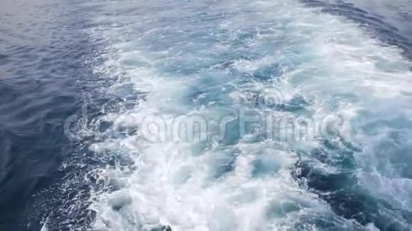 从在海洋中航行的移动的船的背面可以看到泡沫视频的预览图