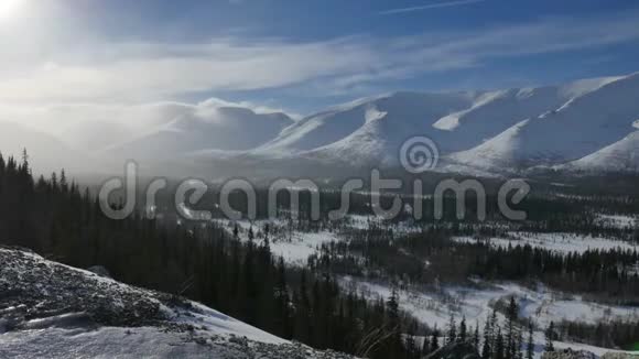 雪花落在绿树和山岳上视频的预览图