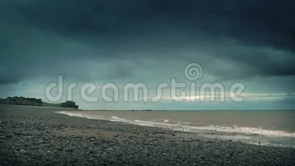 风起云涌在落基滩漫步视频的预览图