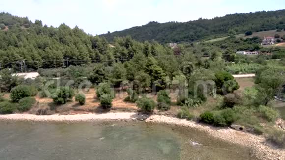 希腊AgiaParaskeviHalkidiki地区一条省道附近有石头的海滩的鸟瞰图由下向上移动视频的预览图