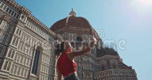 在圣玛丽亚大教堂背景下自拍的女人视频的预览图