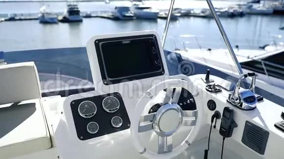 游艇方向盘控制和航行海上游艇的仪器视频的预览图