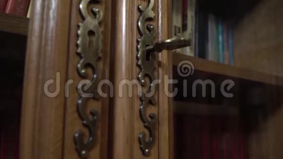 老式书柜的门后面书架上的旧书视频的预览图