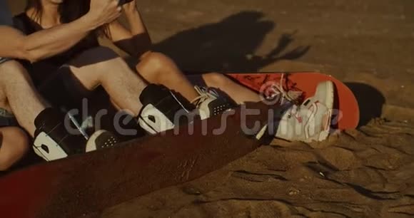 沙滩冲浪者在沙漠中自拍日落光视频的预览图