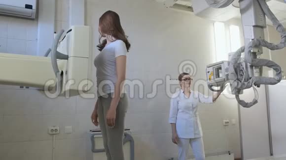 医院诊断实验室医用X射线机美丽的女孩探索肺部视频的预览图