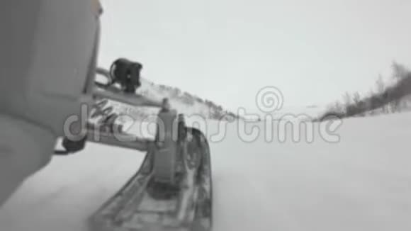 强大的雪车驱动的人们沿着雪谷移动视频的预览图