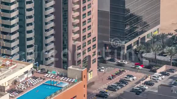 停车场与屋顶游泳池从上面的时间推移空中俯视阿联酋迪拜视频的预览图