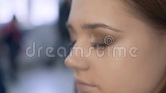 脸上的化妆测试模特在移动眼睑上化妆4K视频的预览图