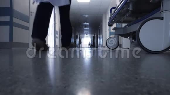男医生穿过长长的走廊视频的预览图