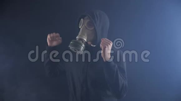 戴着防毒面具的男人在黑烟色背景下跳舞视频的预览图
