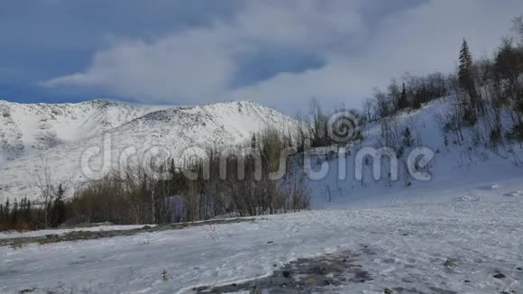 美丽的白云飞过覆盖着白雪的群山视频的预览图