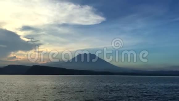 印度尼西亚巴厘岛阿贡山下从船到风暴的景色视频的预览图
