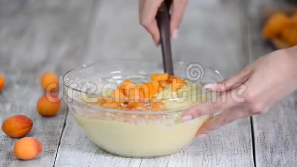 手搅拌机用面糊搅拌杏子做杏饼视频的预览图
