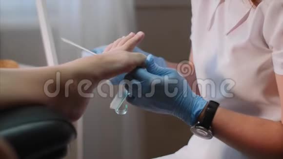 美容师在美容院使用指甲档案对顾客脚趾上的指甲进行建模视频的预览图