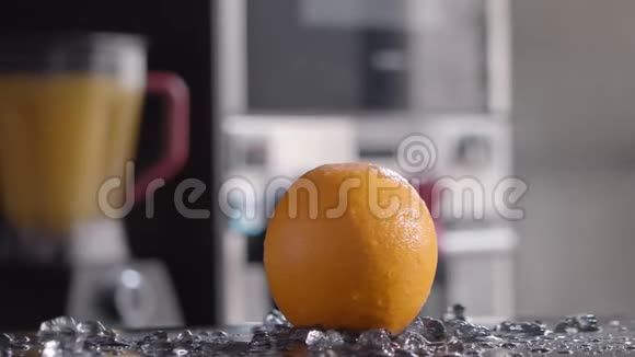橙汁加冰块提神饮料视频的预览图