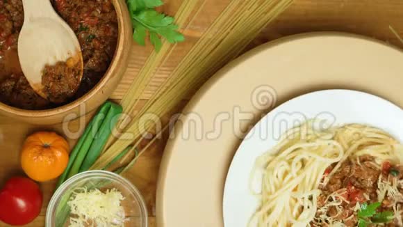 圆桌上有肉的意大利面视频视频的预览图