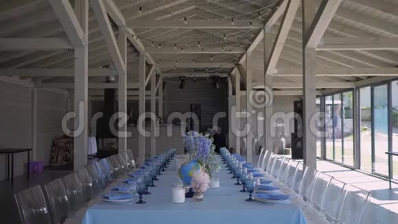 带有婚礼装饰的桌子漂亮的白色大厅视频的预览图