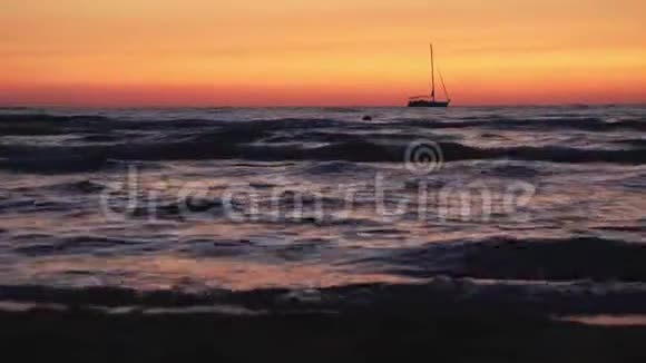 海面上红橙色的日落地平线上有一艘著名的帆船视频的预览图