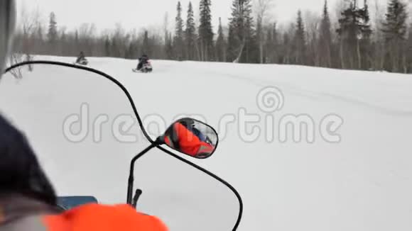 穿着鲜艳衣服的熟练雪车司机穿过山谷视频的预览图