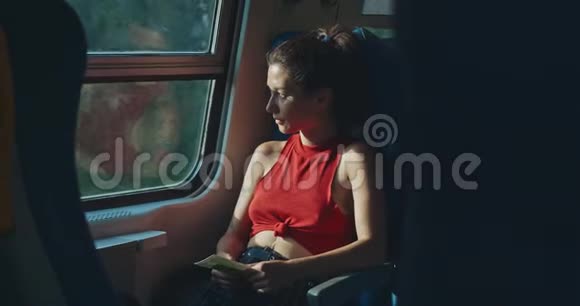 坐火车的女人手里拿着车票视频的预览图