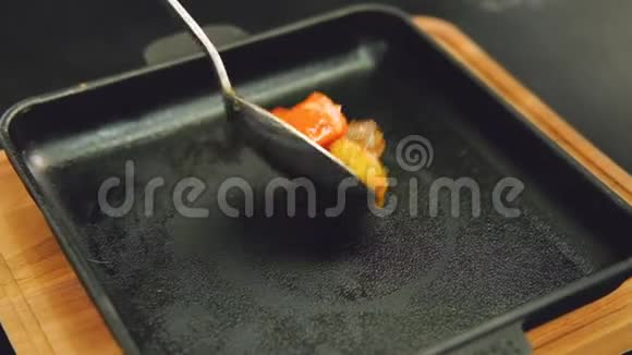 自制食物肉蔬菜烤盘视频的预览图