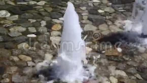 岩石喷泉泡泡水视频的预览图