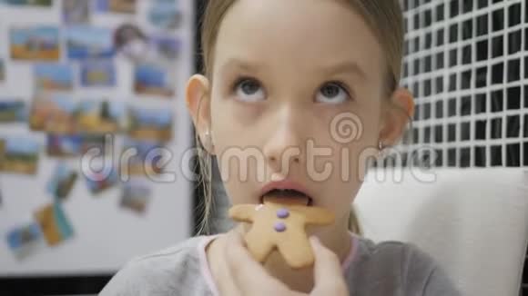 小女孩坐在厨房里吃姜饼寒假视频的预览图