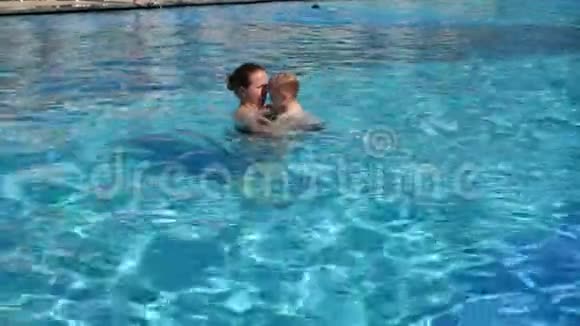 一个小孩和他妈妈在泳池里玩得很开心慢动作暑假视频的预览图