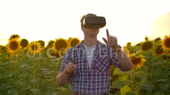 太阳花田上戴着VR眼镜的人视频的预览图