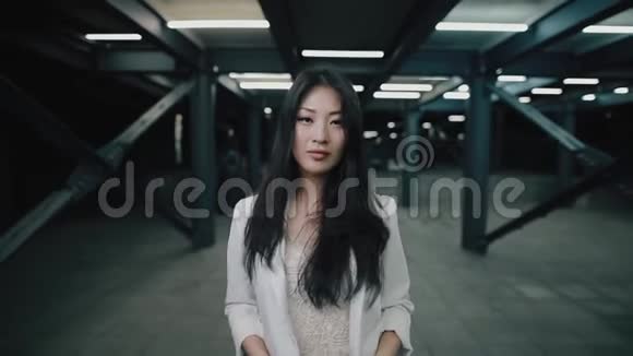 亚洲女人晚上戴着耳机在地下行走视频的预览图