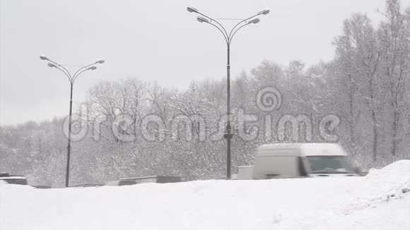 汽车在雪堆后面的冬季城市道路上行驶第2部分视频的预览图