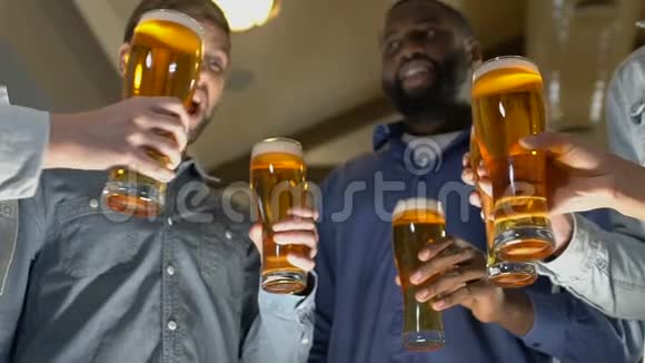 快乐的人们碰杯啤酒庆祝成功签约视频的预览图