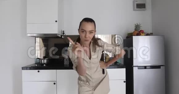 可爱的女孩展示食指手势厨房区域视频的预览图