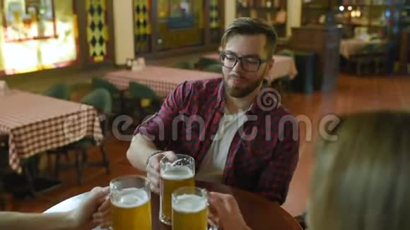 朋友在咖啡馆或酒吧交流和喝啤酒视频的预览图