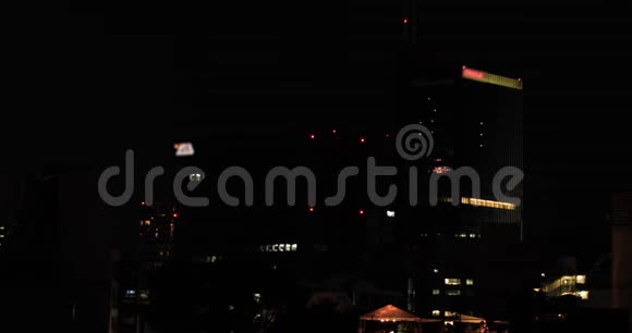 夏夜在东京市区的建筑上映出烟火视频的预览图