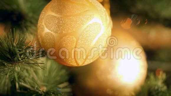 圣诞树上挂着的金色彩灯4k镜头视频的预览图