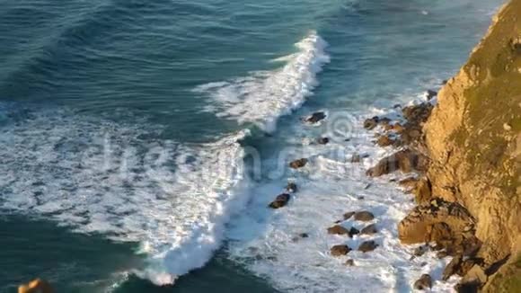 一波又一波的大西洋卡波达罗卡葡萄牙视频的预览图